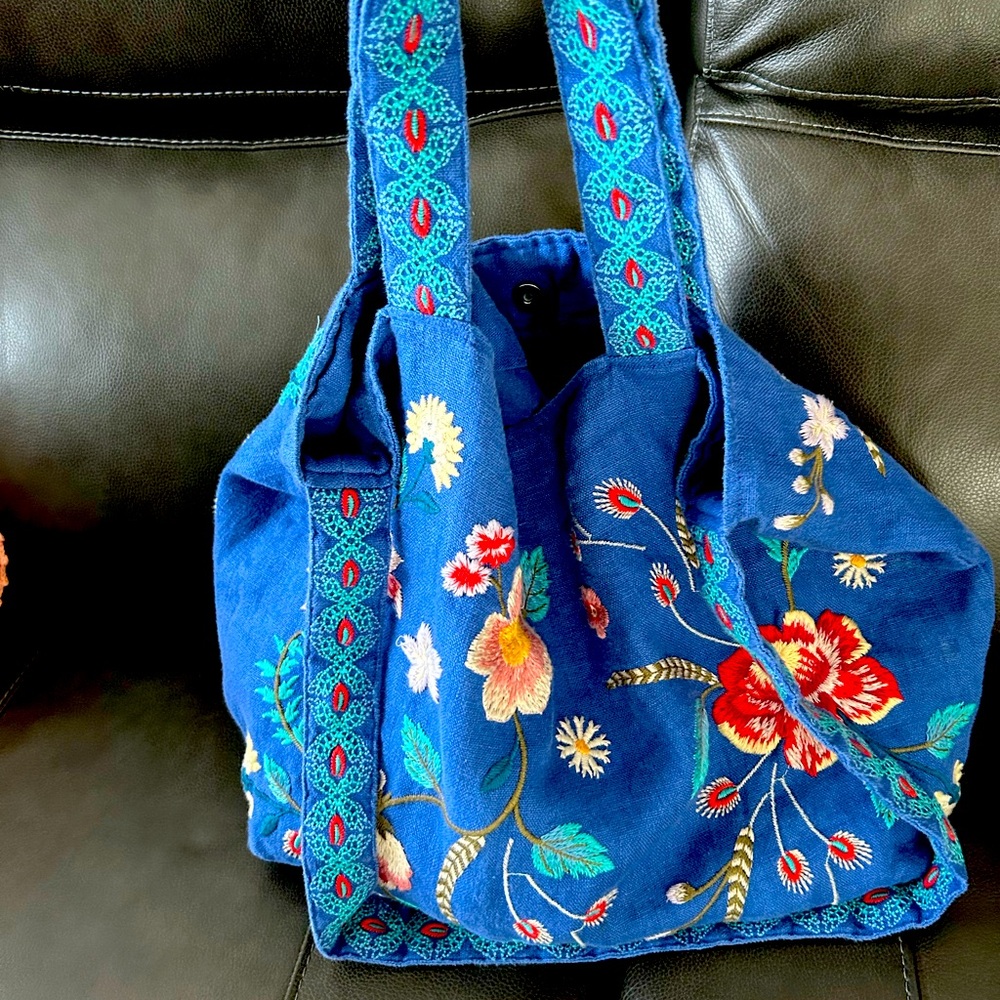 🪻EUC Johnny Was Embroidered Linen royal blue floral Tote Bag /Shoulder bag.. - Picture 3 of 4
